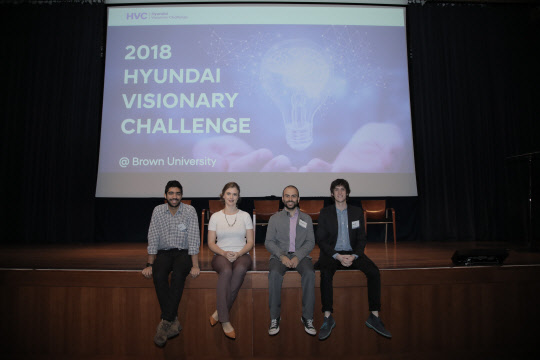 아릿 아후자(왼쪽부터), 브리타니 벡스터, 데이비드 휘트니, 알베르토 보르토니 등 '현대 비저너리 챌린지 2018' 수상팀 대표들이 기념 촬영을 하는 모습.  현대자동차그룹 제공